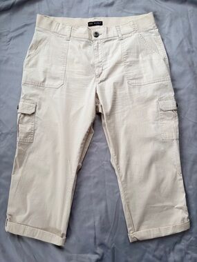 Lee Women’s Relaxed Fit Mid Rise Beige Cargo Capri Pants
